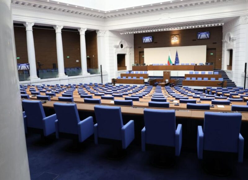 НА ЖИВО: Депутатите разглеждат промени в Закона за…