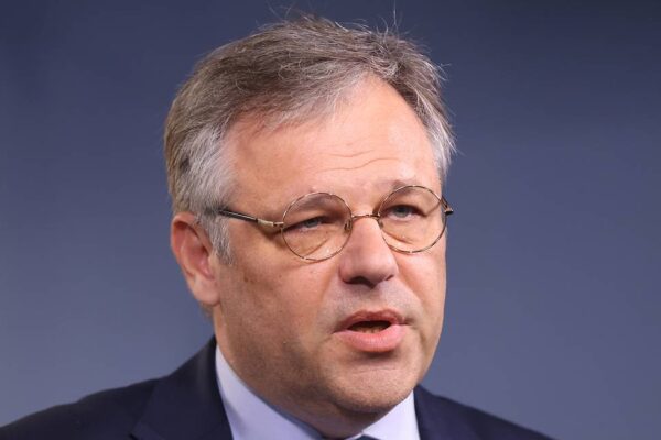 Дипломат: САЩ се стремят към парите, технологиите и интелекта на Европа