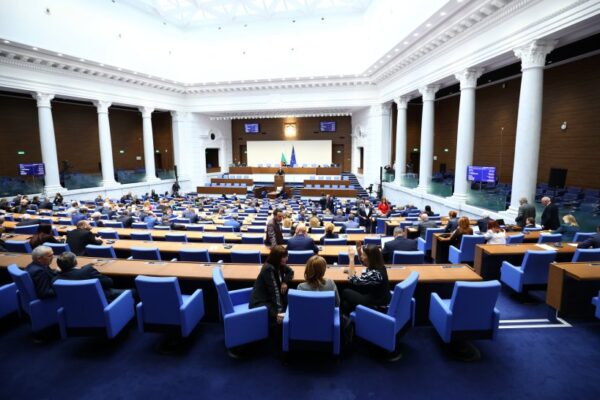 НА ЖИВО: Новата сесия на парламента започна с искри…
