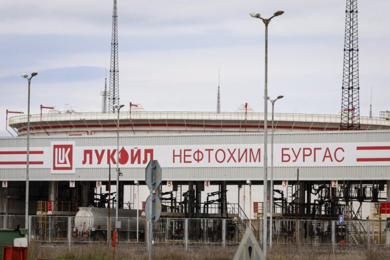 FT хвърли бомба за „Лукойл“: САЩ и милиардери от Залива застават зад…