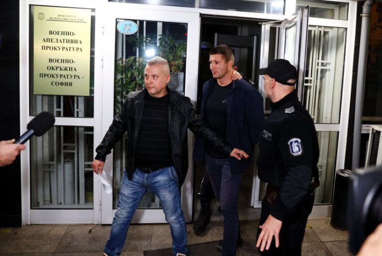Arestuvaha Ohranitelya Na Docova Kojto Grubo Blasna Sonya Koltuklieva