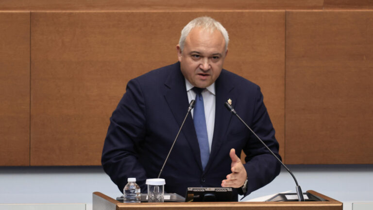 Kakvo Obshto Imat Bombenite Zaplahi S Poletite Na Peevski Demerdzhiev Dopuska