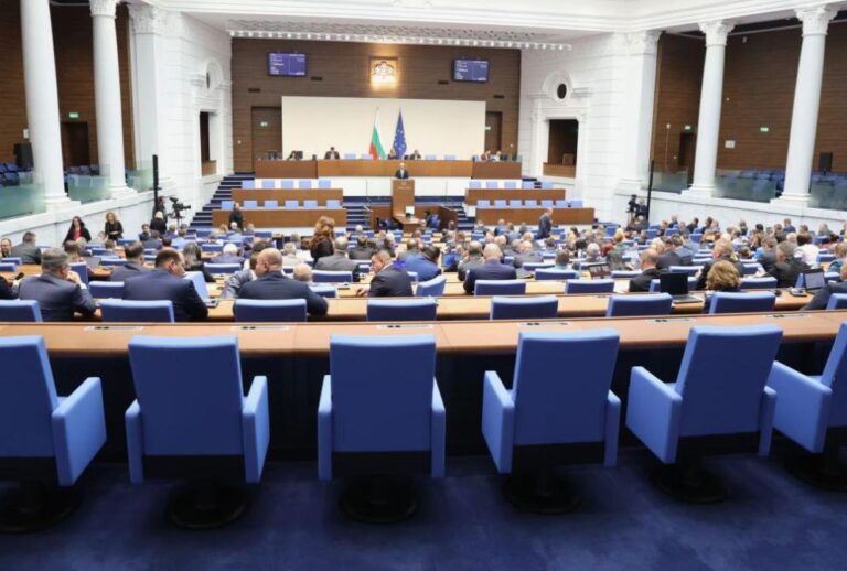 Na Zhivo Parlamentat Izslushva Demerdzhiev Za Parite Ot Mantineli I Poletite Na Peevski