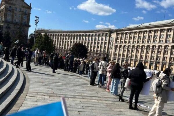 Протестиращи в Киев настояват за мирно споразумение с Русия Протестиращи в Киев настояват за мирно споразумение с Русия